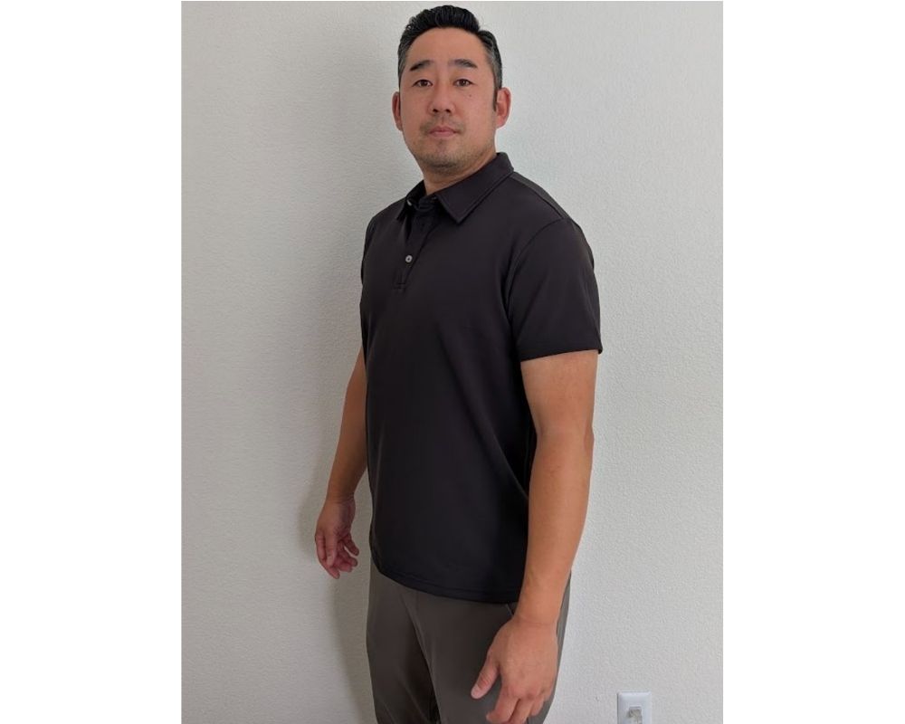 Customer wearing the taranirvana SpiroTex Aria Polo in Nocturne Alloy, side profile view