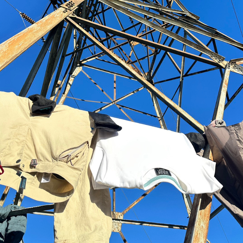 taranirvana Essenza Tee quick drying on an outdoor field test during hiking trip.