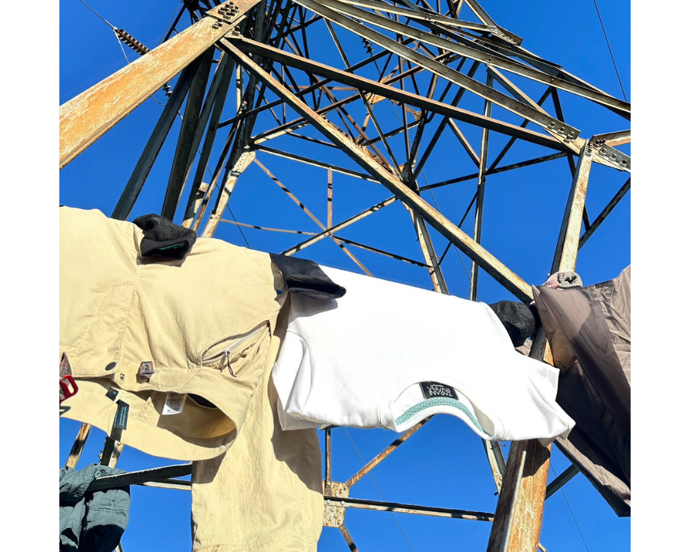 taranirvana Essenza Tee quick drying on an outdoor field test during hiking trip.
